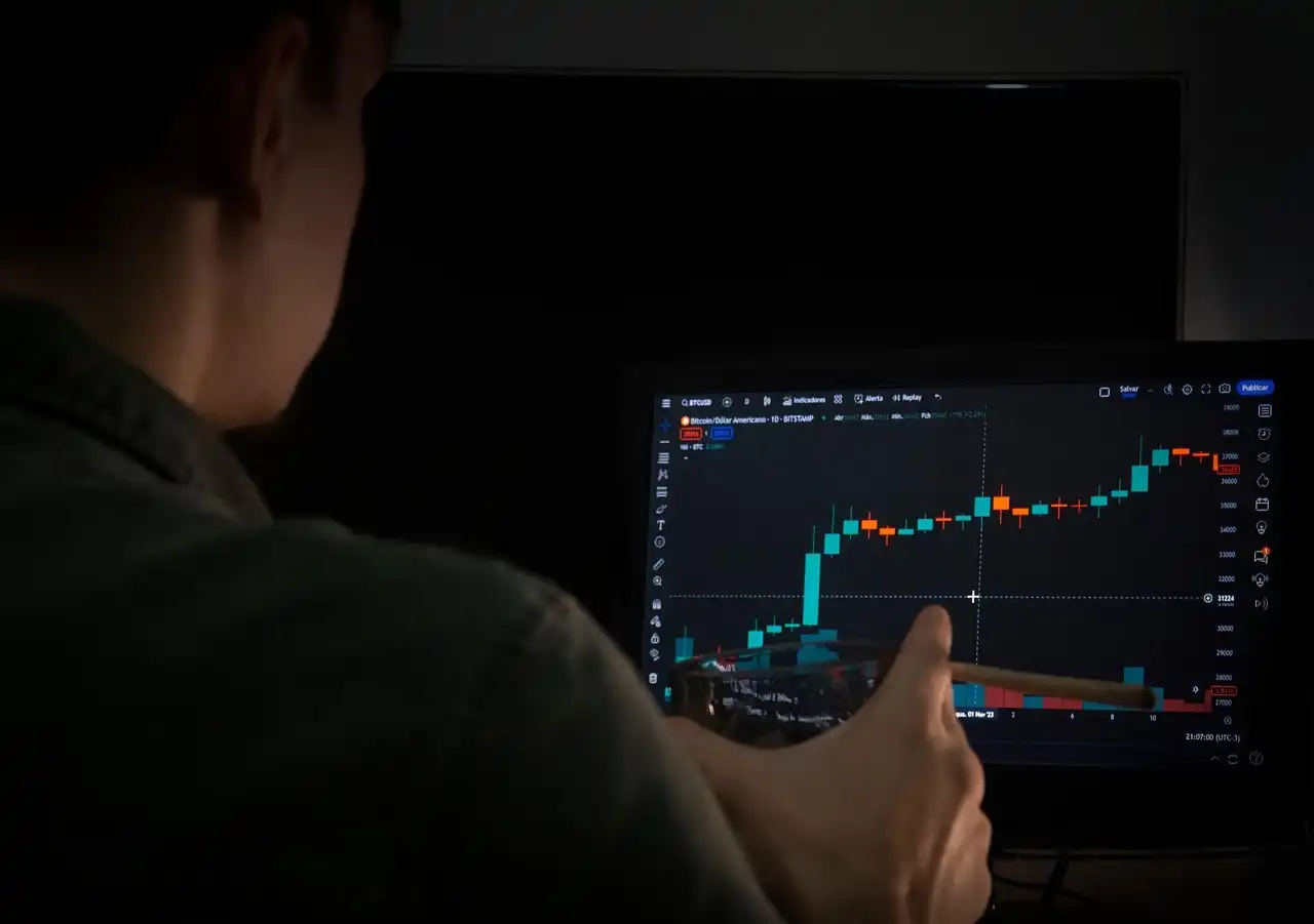 Guide to making money with cryptocurrency through staking, trading, and P2P platforms in 2025